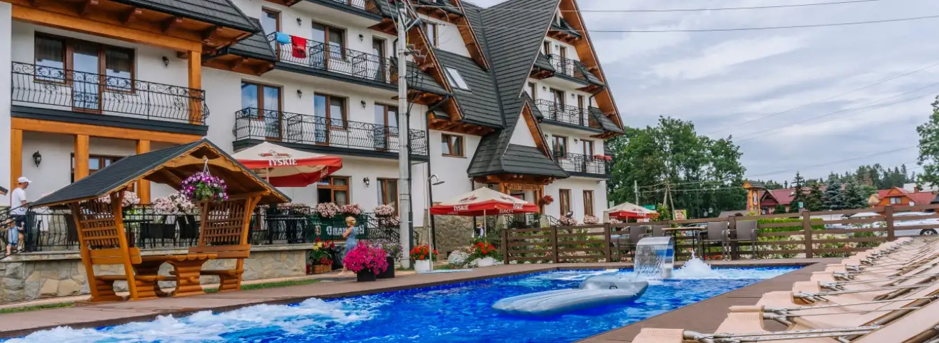 Hotel Białka Tatrzańska Tatra Urlaub in den Bergen Polen - Blick auf das Hotel mit Schwimmbad