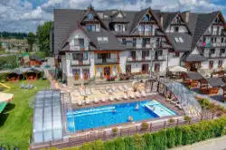 Liptakówka Hotel – Blick von oben auf den Pool