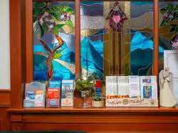 Ausstellung mit Karten im Hotel