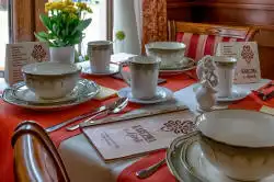 Ein gedeckter Tisch mit Speisekarte